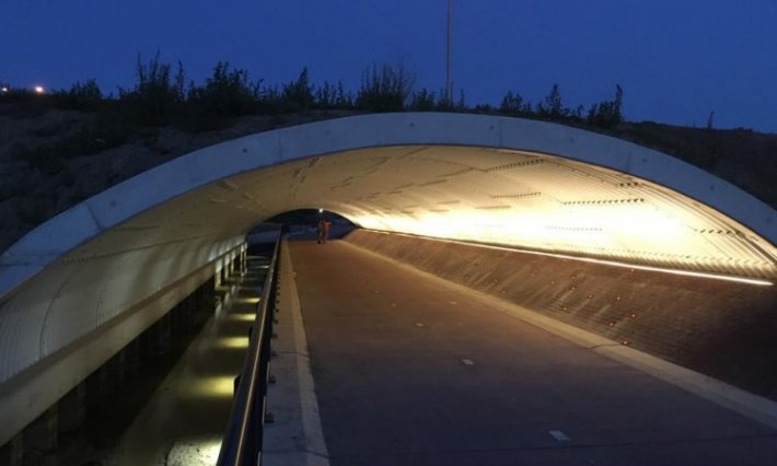 Fietstunnel met snelfietsroute en watergang